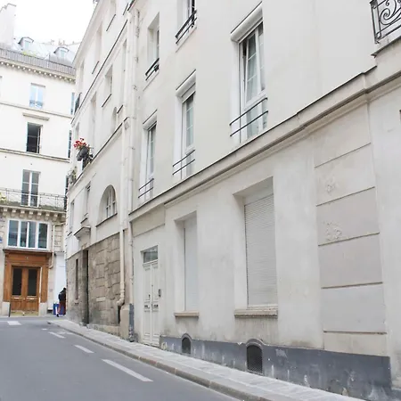 Charming And Bright In The Heart Of Parigi